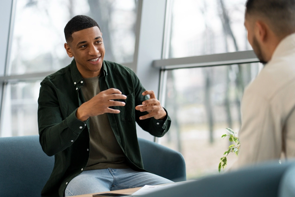 Equipe de agência de marketing em reunião, atuando como parceiros estratégicos ao analisar dados de vendas e retenção de clientes com Sales Enablement.