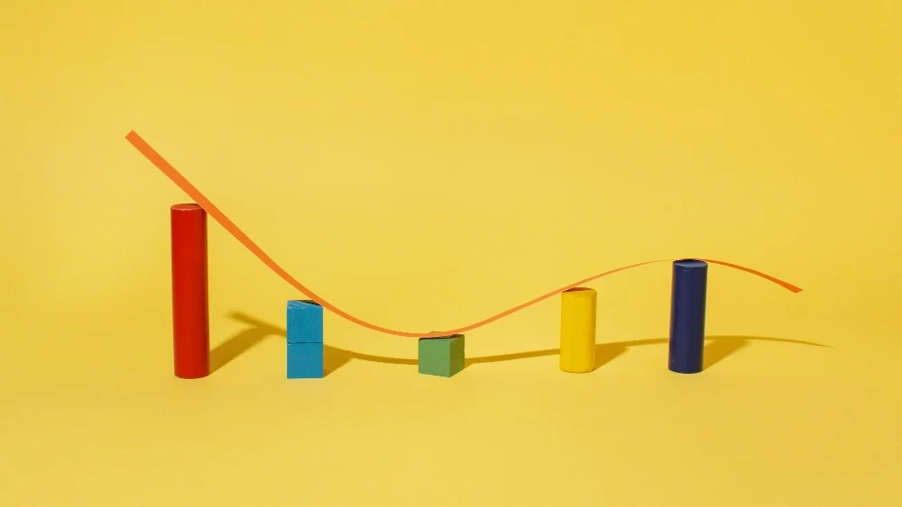 Formas geométricas coloridas e espalhadas, representando os conceitos soltos e a informação desconexa que não são retidos após um curso de vendas tradicional.