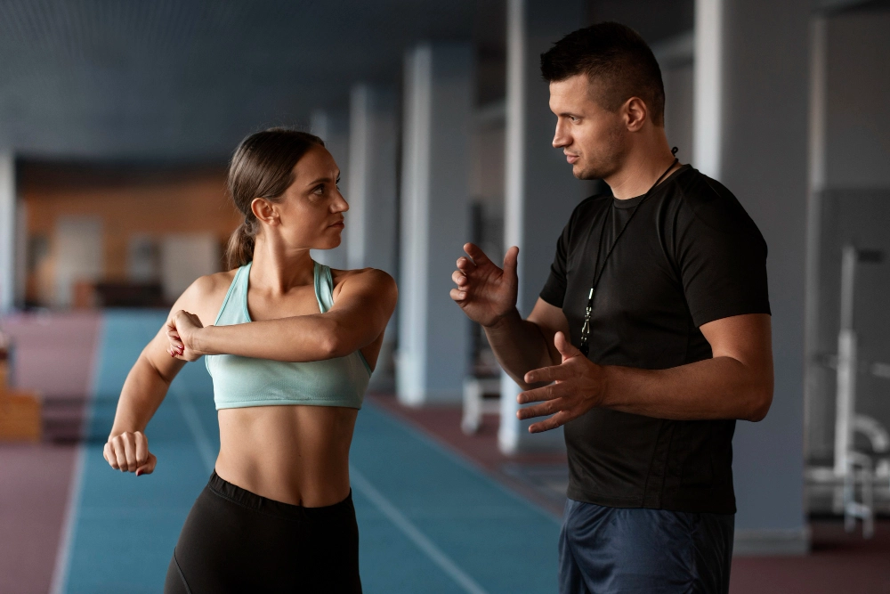 Personal trainer auxiliando um cliente, representando o modelo de acompanhamento contínuo do Sales Partner para equipes de vendas.